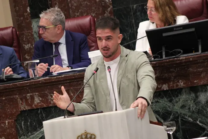 López Miras pone en marcha autobuses que generan controversia y problemas ambientales
