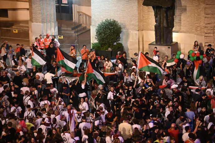 Pregoneros abren las fiestas del Pilar, celebran el cine y claman por la paz en Palestina