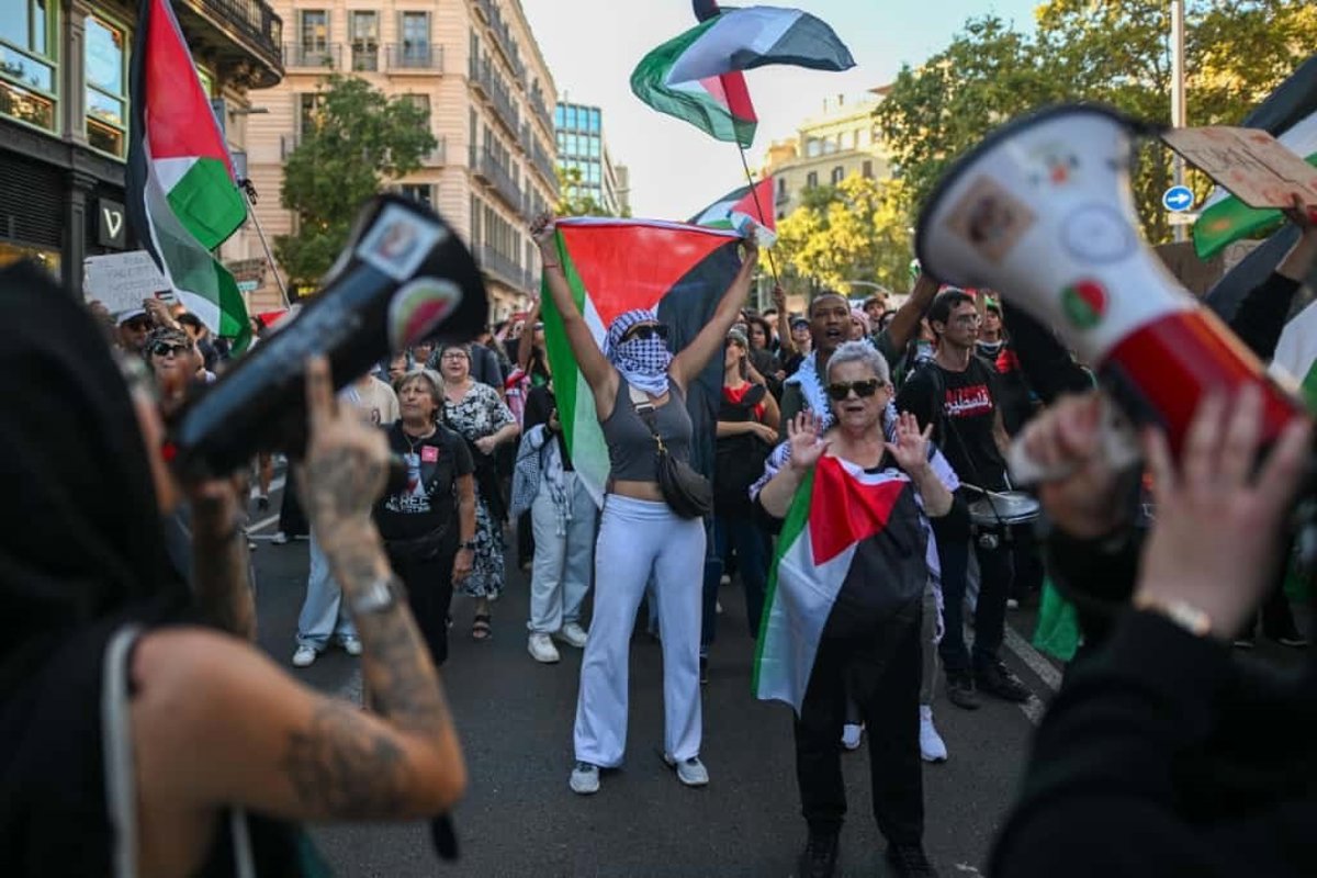 Diez detenidos y diecinueve agentes heridos durante la manifestación por Gaza en Barcelona el