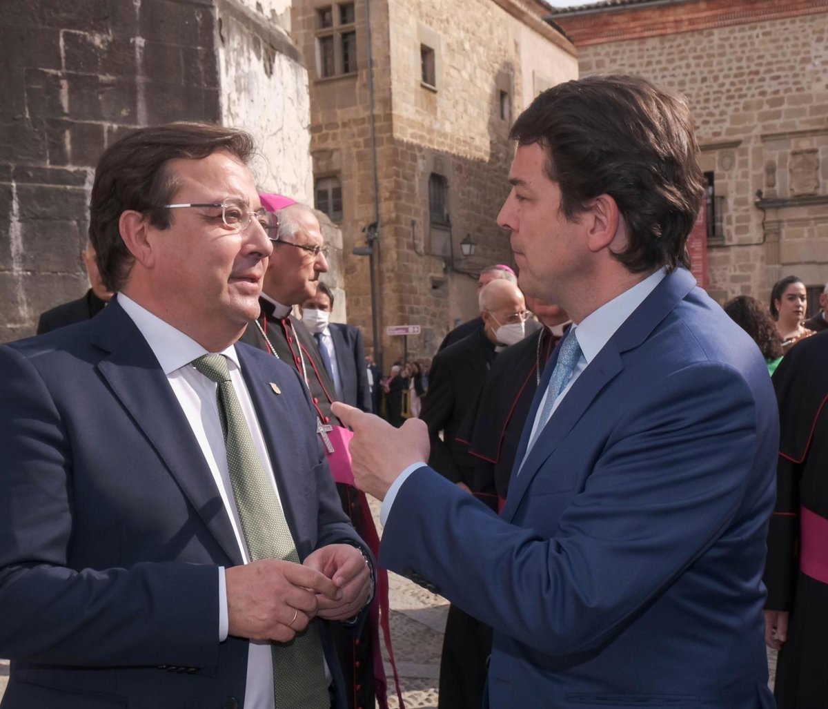 Mañueco expresa su pesar por la muerte de Fernández Vara, un hombre comprometido con su tierra
