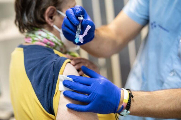 Osakidetza inicia el lunes la vacunación contra la gripe para mayores de 60 años y grupos de