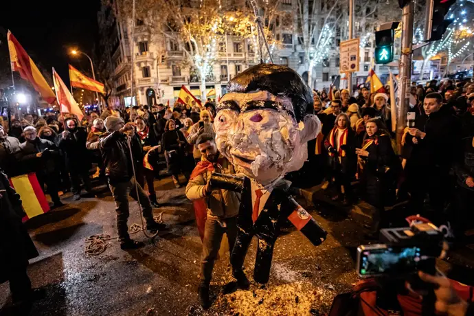 Los acusados por golpear un muñeco con la figura de Sánchez declararán este jueves ante la juez