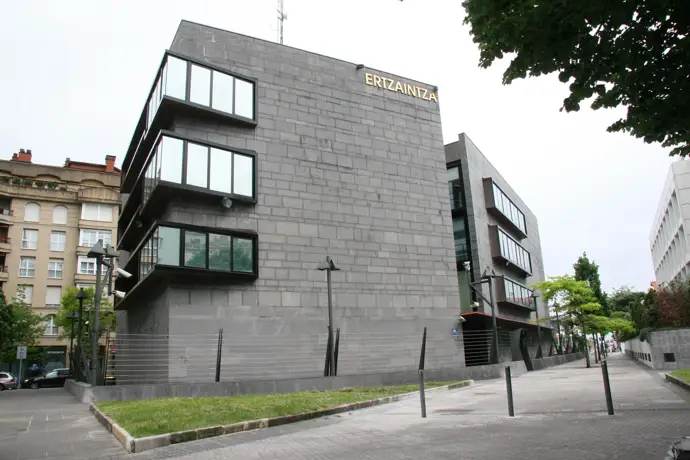 Detenido en San Sebastián por amenazar con un cuchillo y intentar atropellar a un vigilante de un