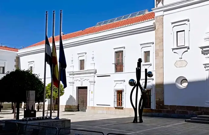Las banderas de la Asamblea de Extremadura ondean a media asta por el fallecimiento de Fernández
