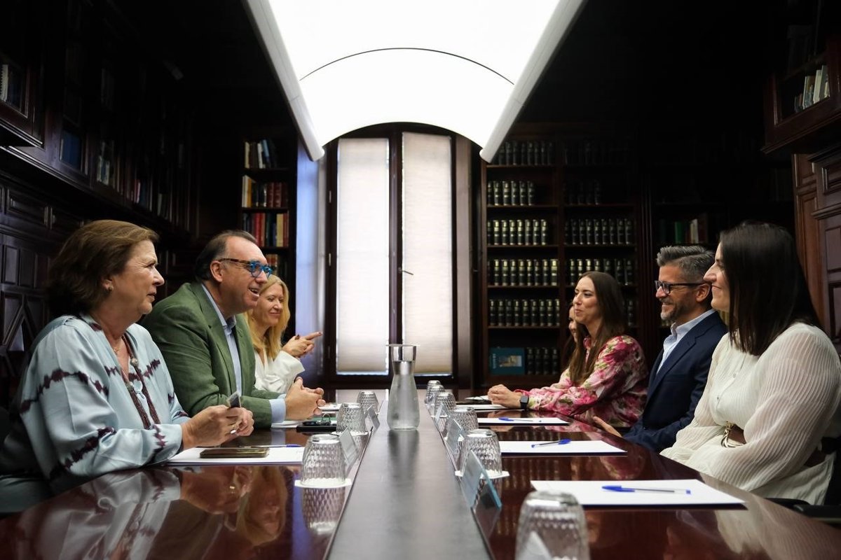 Andalucía dialoga con Airbnb y Booking para fortalecer la regulación del alquiler temporal