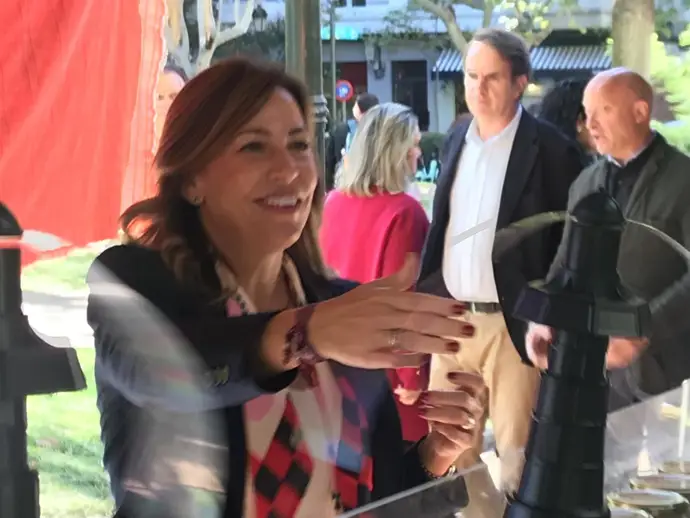 Chueca opina que Paula Ortiz no actuó con elegancia al mencionar "faltan aceras y médicos" en el