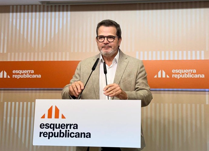 El vicesecretario general de Comunicaci&oacute;n y portavoz de ERC, Isaac Albert, en rueda de prensa.