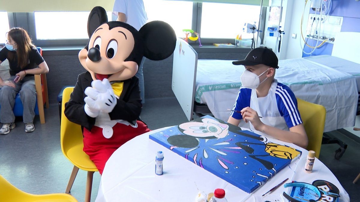 Mickey llena de magia la planta de pediatría del Hospital de Albacete con José Alfaro como