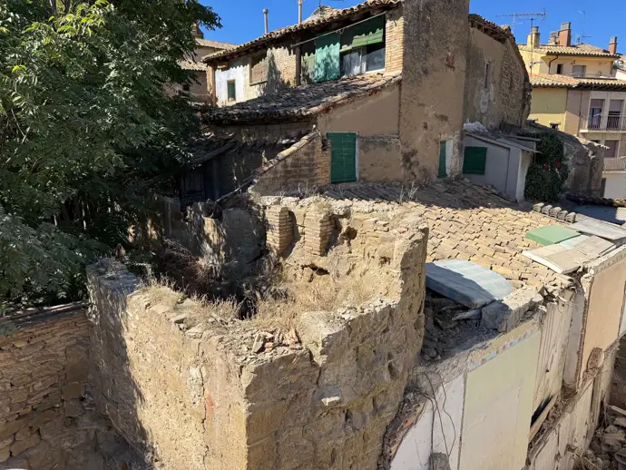 Aparece un torreón musulmán del siglo IX tras la demolición del número 9 de la ronda de