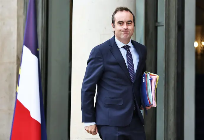 Macron solicita a Lecornu que inicie negociaciones antes del miércoles por la noche