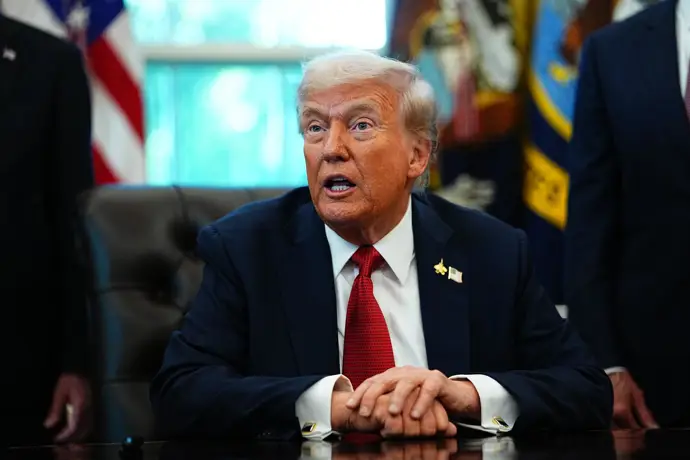 Trump respalda la Ley de Insurrección ante el uso de militares en Illinois y Oregón