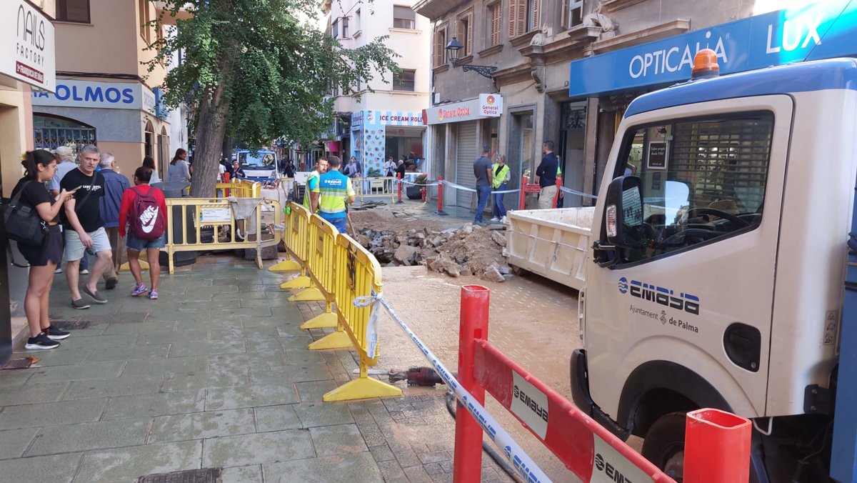 Una fuga en la tubería anega la calle Oms sin interrumpir el servicio de agua