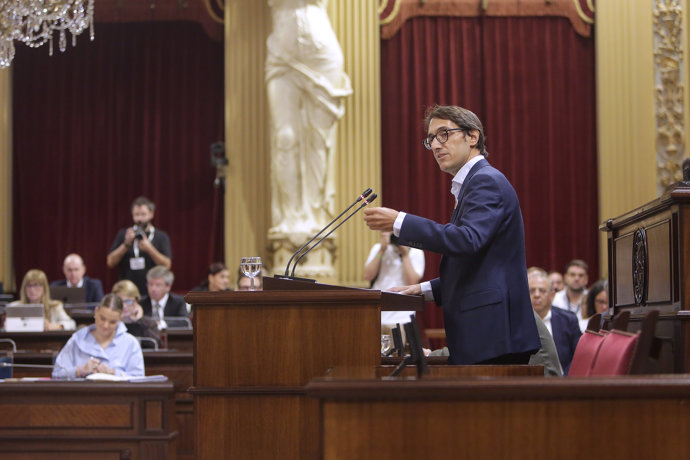 El portavoz del PSIB en el Parlament, Iago Negueruela, durante la segunda jornada del Debate de Pol&iacute;tica General, en el Parlament balear, a 8 de octubre de 2025, en Palma de Mallorca, Mallorca, Baleares (Espa&ntilde;a).