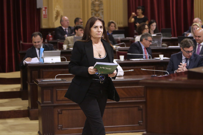 La portavoz de Vox en el Parlament, Manuela Ca&ntilde;adas, durante la segunda jornada del Debate de Pol&iacute;tica General, en el Parlament balear, a 8 de octubre de 2025, en Palma de Mallorca, Mallorca, Baleares (Espa&ntilde;a).