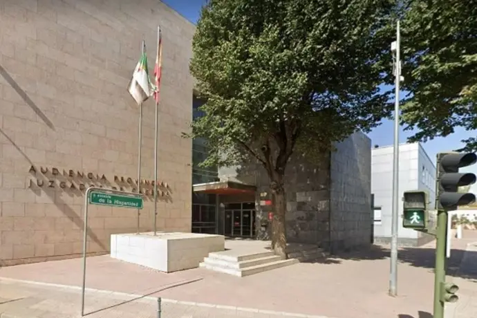 La jueza dictó órdenes de alejamiento para ambos detenidos tras la pelea en Cáceres
