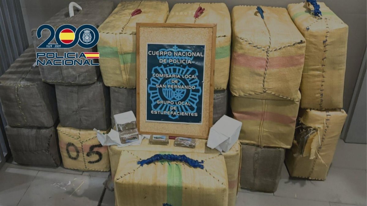Detenidos cuatro sospechosos tras el hallazgo de 727 kilos de hachís en el puerto de San Fernando