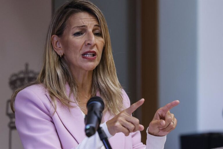 Yolanda Díaz critica la convalidación del embargo de armas y señala al PP con "genocidas