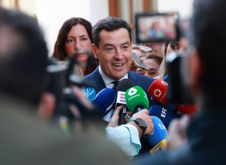Moreno realiza cambios en Salud por la crisis de los cribados: "En Andalucía actuamos de manera