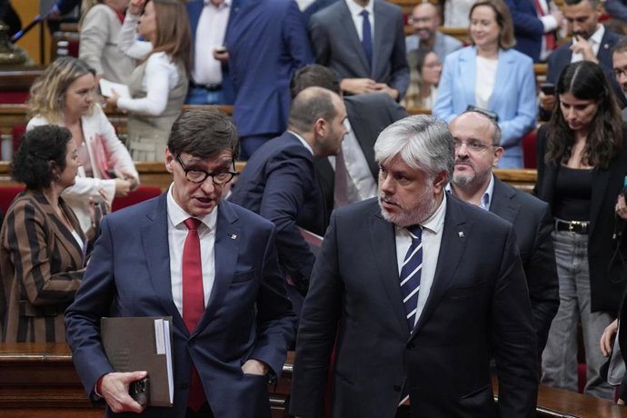 El presidente de la Generalitat, Salvador Illa (i), y el diputado de Junts, Albert Batet (d), durante la primera jornada del Debate de Pol&iacute;tica General, en el Parlament de Catalunya, a 8 de octubre de 2025, en Barcelona, Catalunya (Espa&ntilde;a).