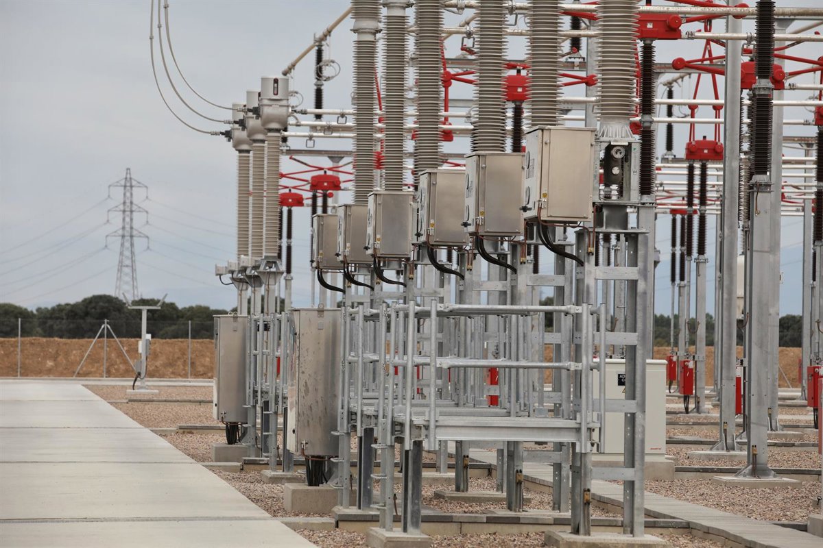Miteco presenta un plan eléctrico que asegura el suministro a proyectos clave en Castilla-La Mancha