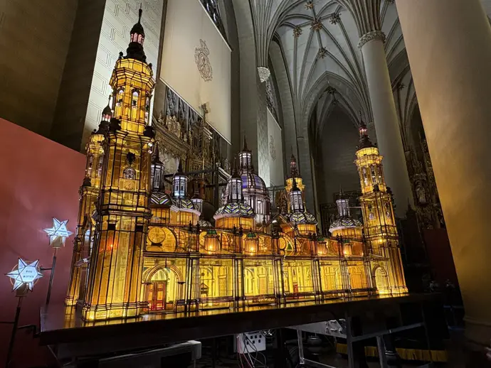 Restauración del farol de la Basílica del Pilar, destacado en el Rosario de Cristal 2025