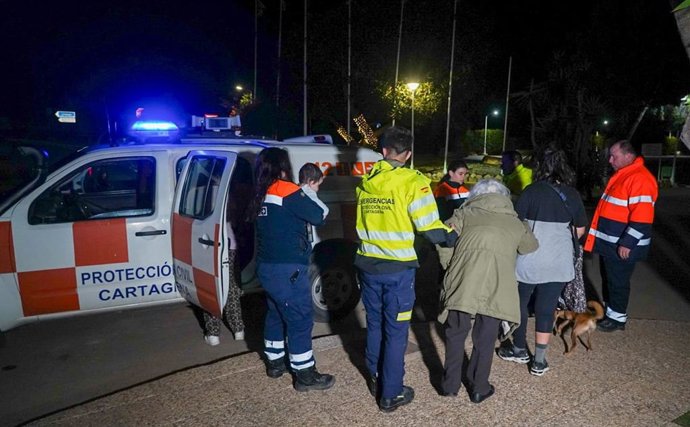 Protecci&oacute;n Civil asiste a personas para abandonar Villas Caravaning (Cartagena) por aviso rojo por lluvia. 9 octubre 2025.