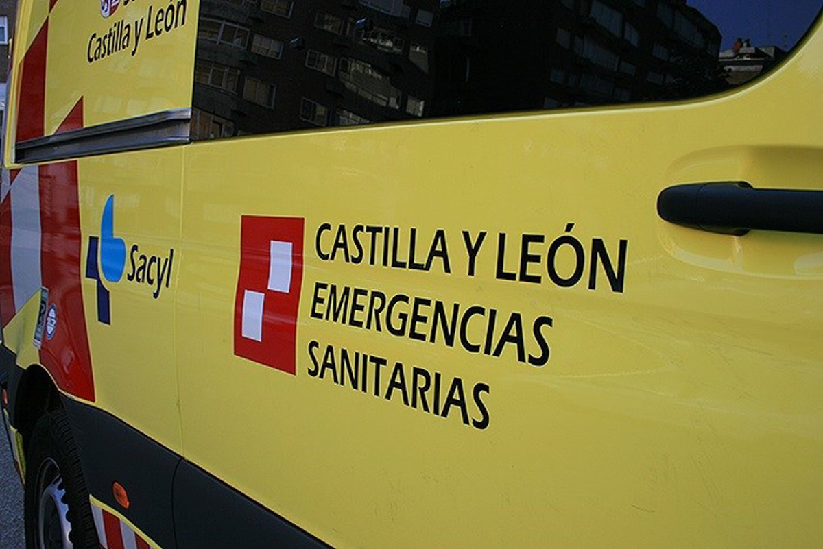 Hombre herido y trasladado al hospital tras choque entre dos coches en Salamanca