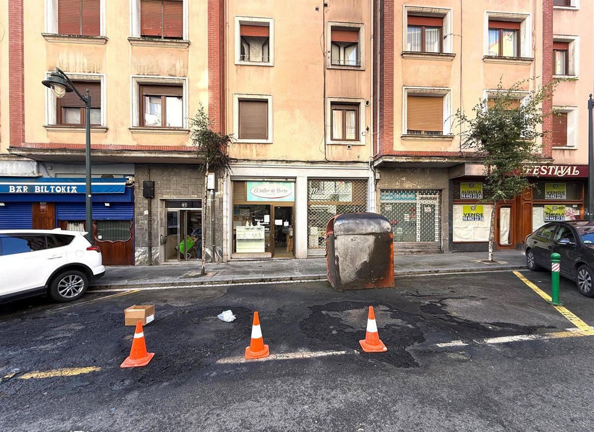 Cinco contenedores y varios vehículos resultan dañados por un incendio en Bilbao