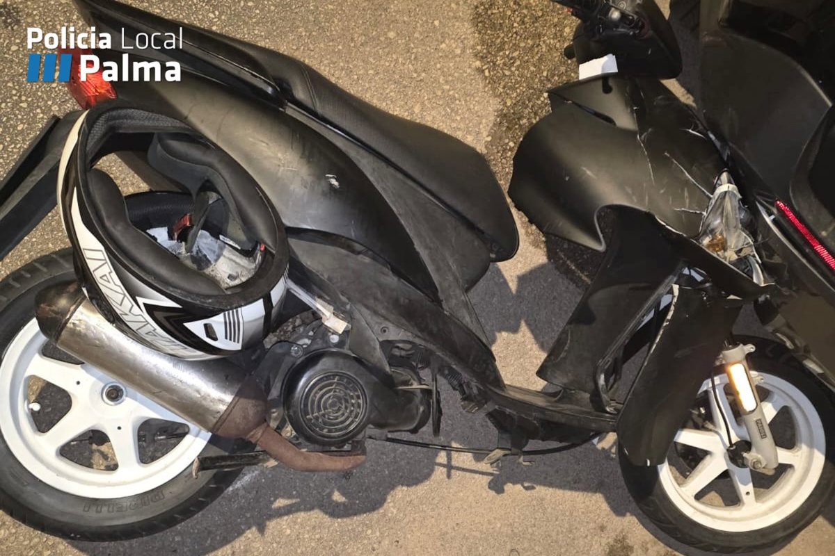 Menor investigado por conducir un ciclomotor sin licencia y chocar contra tres vehículos en Palma