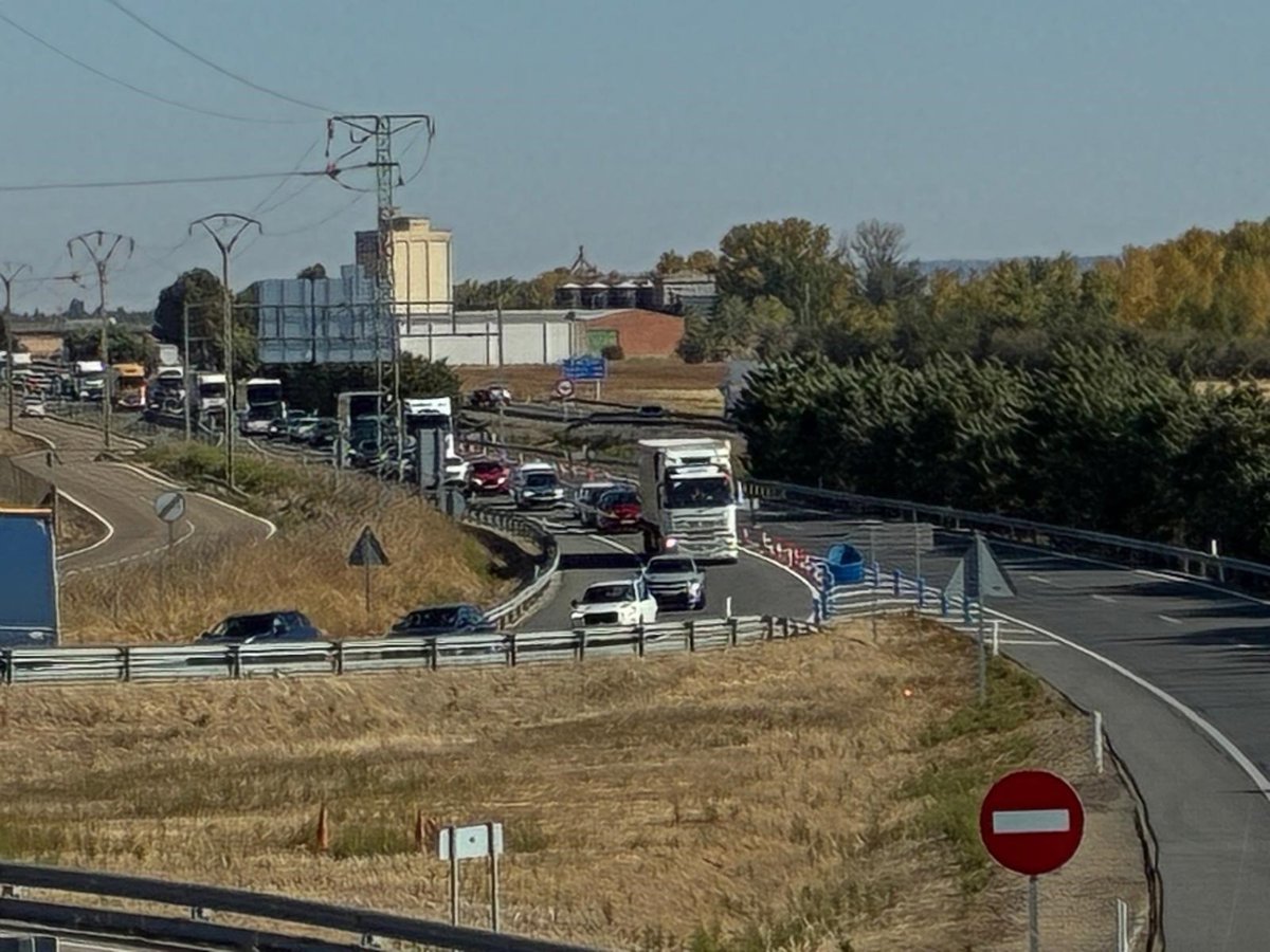 Retenciones en la A-62 cerca de Cabezón de Pisuerga por el incendio de un camión