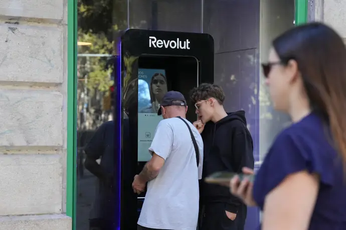 Revolut suma 27 cajeros en Barcelona, clave para su expansión en España