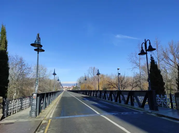 Un joven de 24 años es trasladado al San Pedro tras caerse de su patinete en el puente de Hierro