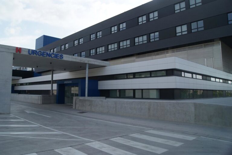 La mujer extranjera que se ahogó en una playa de Ibiza continúa en estado crítico en la UCI