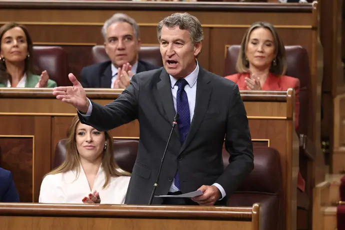 Feijóo critica una "pinza" entre Sánchez y Abascal, buscando atraer a votantes de Vox hacia el PP