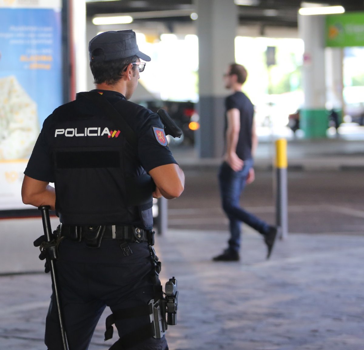 Palma busca a un hombre que robó un reloj a un turista y huyó a Barcelona tras agredirlo