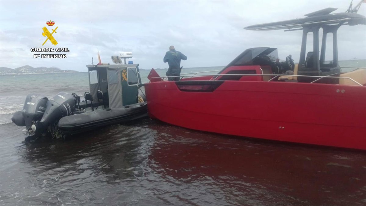 Los tripulantes de un barco con 500 kilos de cocaína en Ibiza intentaron embestir a la Guardia
