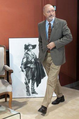 El escritor Arturo Pérez-Reverte, durante la presentación del monumento al Capitán Alatriste, en la Real Academia de la Lengua Española, a 14 de octubre de 2025, en Madrid (España). El monumento se colocará en Cartagena (Murcia), tierra natal del escritor