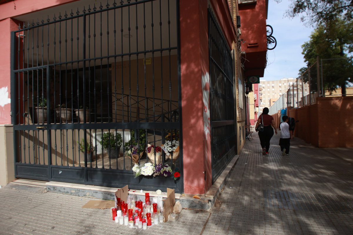 Educación investiga el fallecimiento de la niña que cayó desde el balcón de su casa en Sevilla