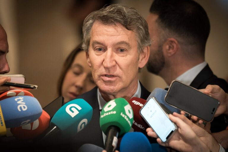 Feijóo critica que Ábalos siga como diputado apoyando a Sánchez y comparte el asombro del juez