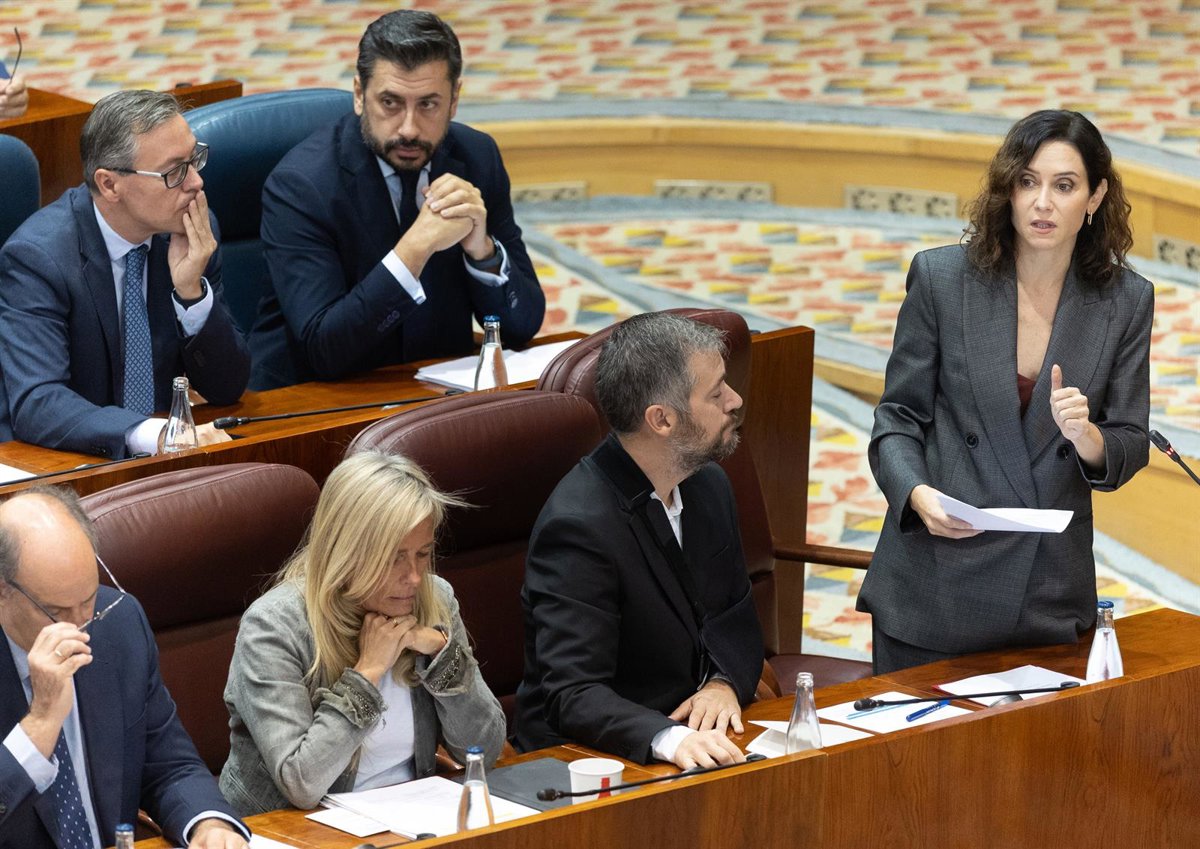Ayuso critica a la izquierda por querer aplicar "listas negras" a médicos como hace con otros