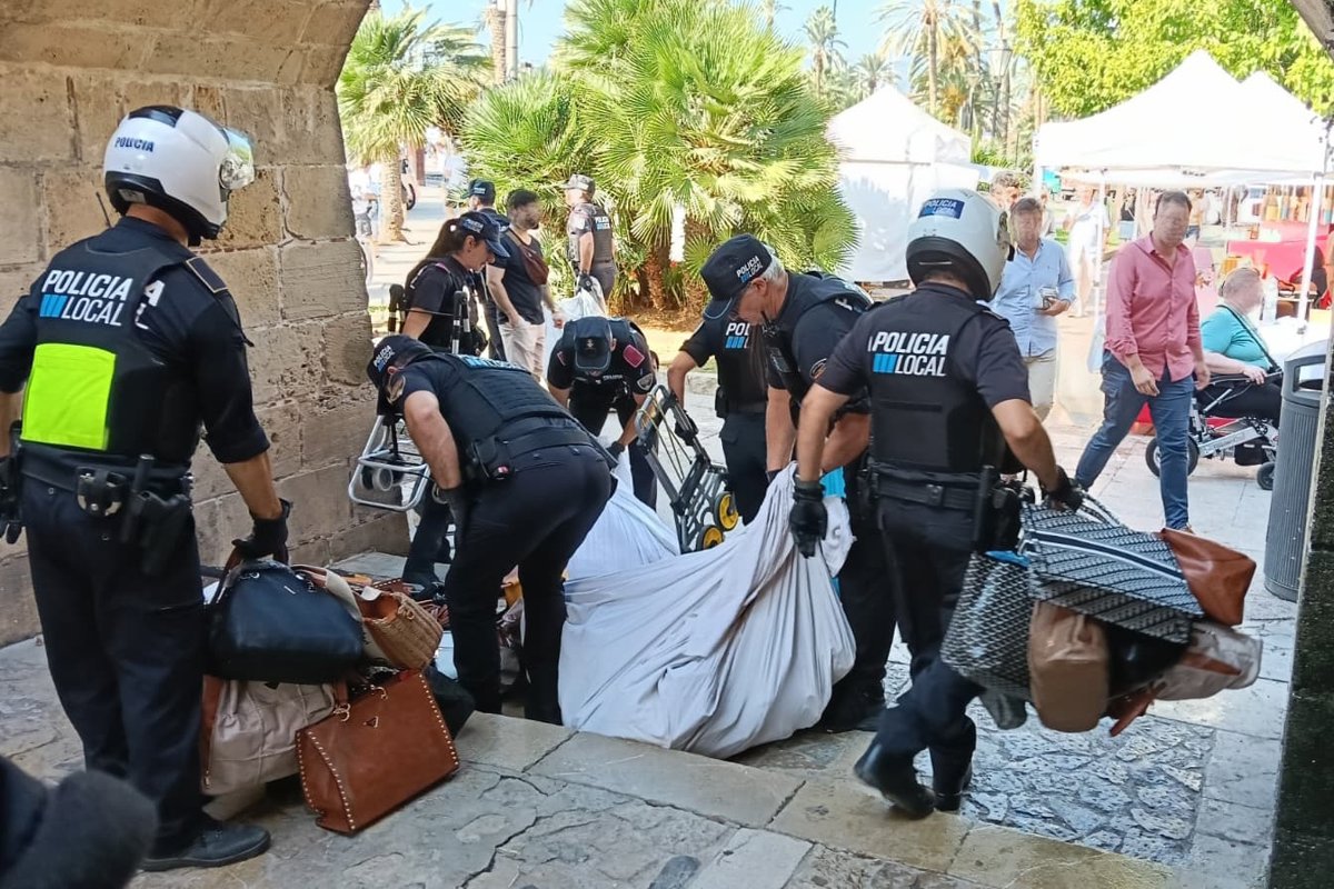 Desmantelan un operativo contra la venta ambulante en Palma y confiscan gran cantidad de material