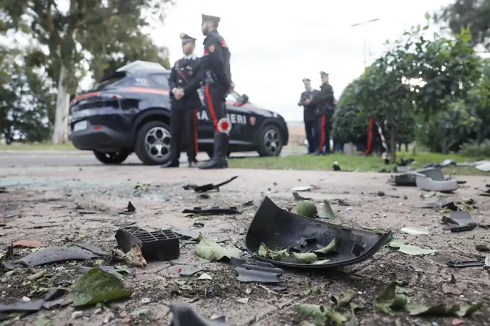 Detonan una bomba en el coche de un periodista de investigación italiano cerca de Roma