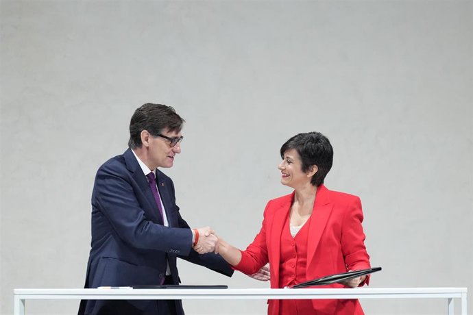 (I-D) El presidente de la Generalitat, Salvador Illa, y la ministra de Vivienda y Agenda Urbana, Isabel Rodr&iacute;guez, durante la firma  un protocolo para la gesti&oacute;n del patrimonio de la Entidad Estatal de Vivienda procedente de la Sareb, en el Palau de la Ge