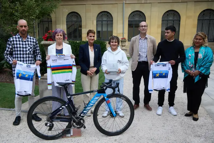 Chivite felicita a Paula Ostiz, considerada una gran promesa del ciclismo español