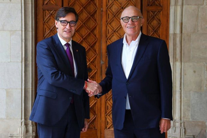 El presidente de la Generalitat, Salvador Illa, recibe al presidente del Banco Sabadell, Josep Oliu, este viernes en el Palau de la Generalitat