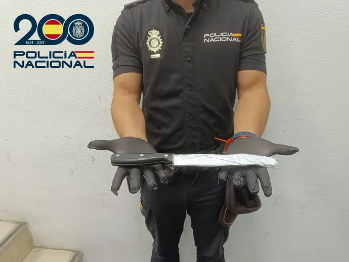 Detenido por amenazar a un empleado de un restaurante con un cuchillo si no cerraba la terraza