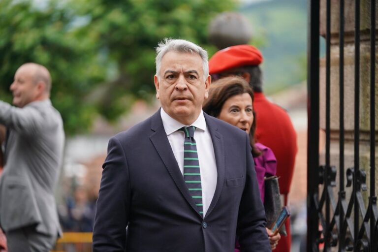 De Andrés opina que un acercamiento del PNV al PP podría llevar al PSE a apoyar a EH Bildu