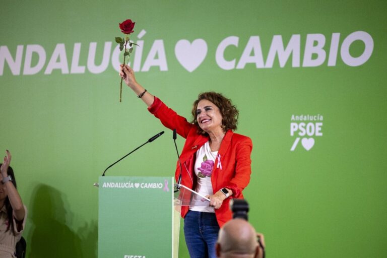 Montero exige proteger lo público y explica el cribado de cáncer de mama: "no se juega con la