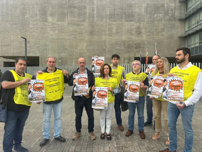 Los profesores de Extremadura convocan una huelga y manifestación el 7 de noviembre por su salario.