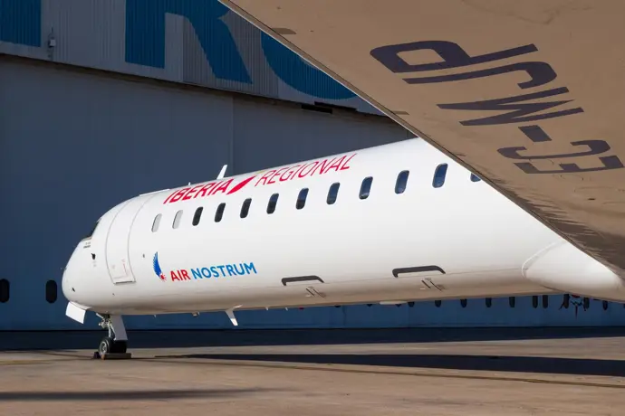 Un avión de Air Nostrum colisiona con una viga de una carpa antes de despegar en el aeropuerto de